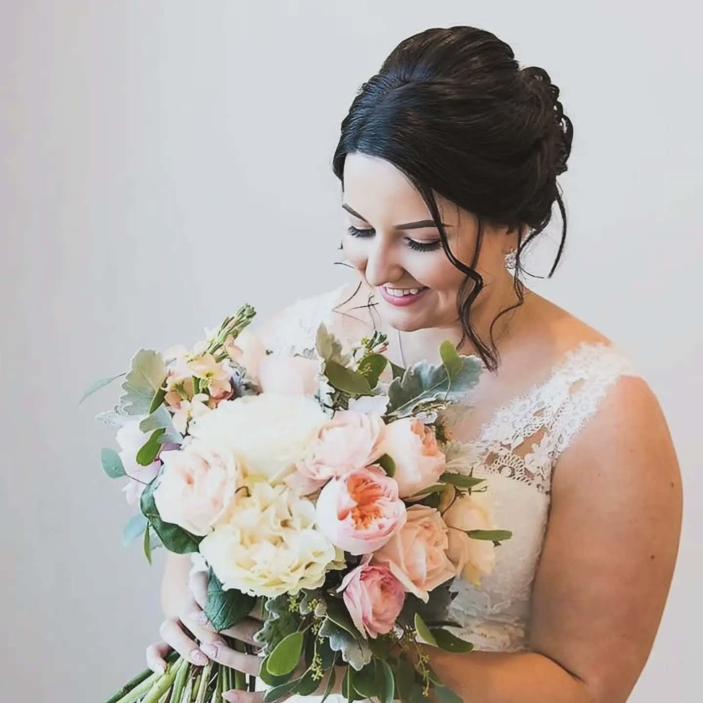 Bride holding a soft pink and cream bouquet