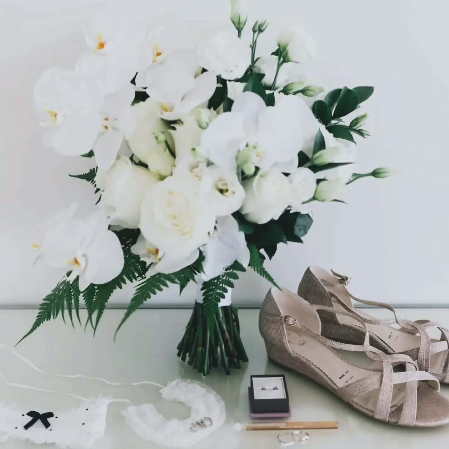 White bridal flowers and wedding details